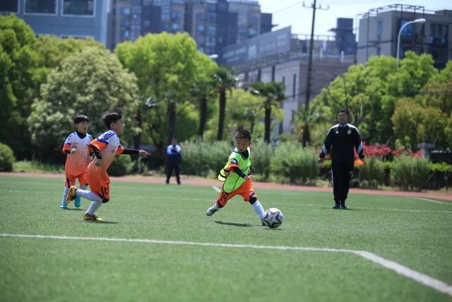 林加德社媒晒怀抱女儿照片：节日快乐